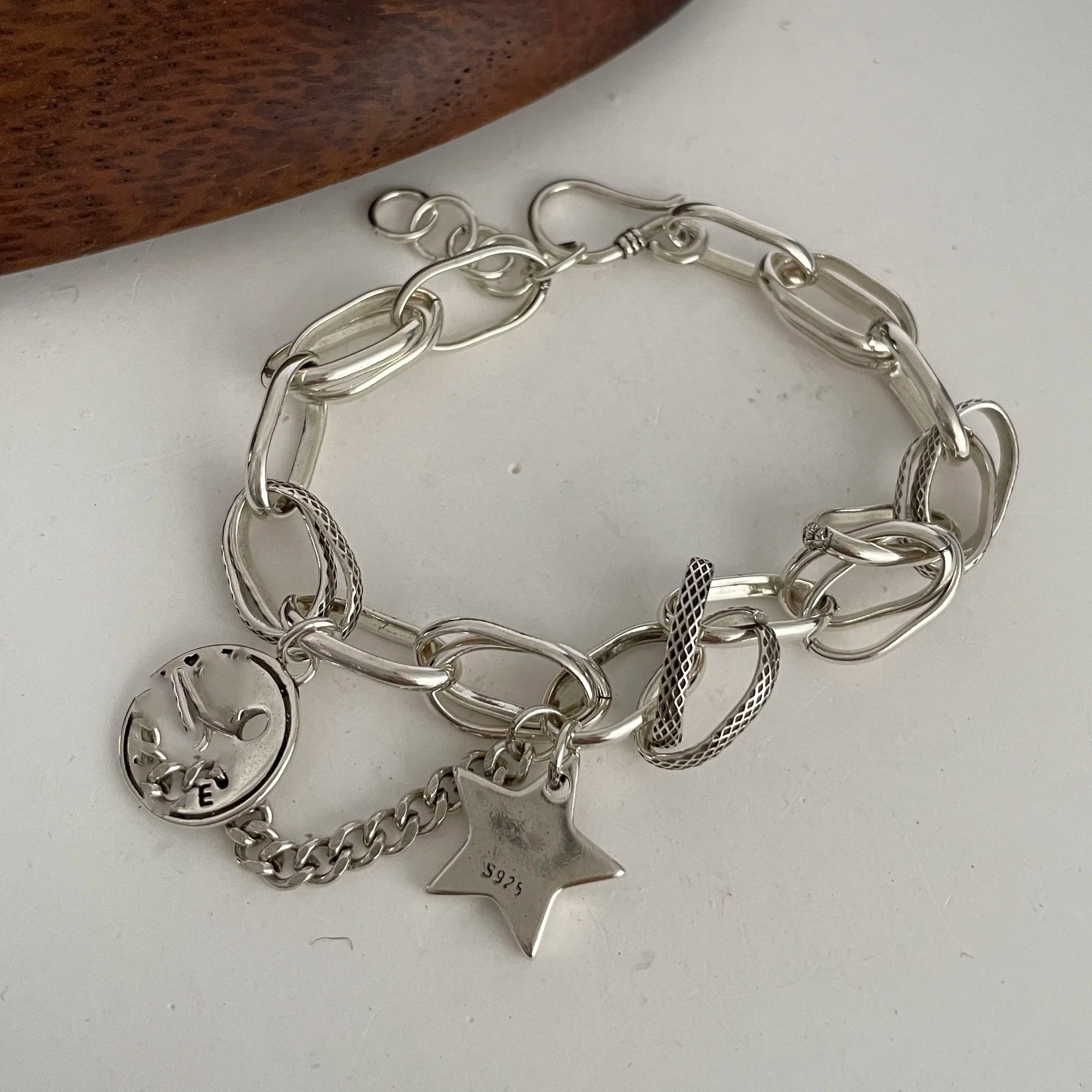 Retro‑Kettenarmband aus massivem Sterling Silber, mit Herz‑Char