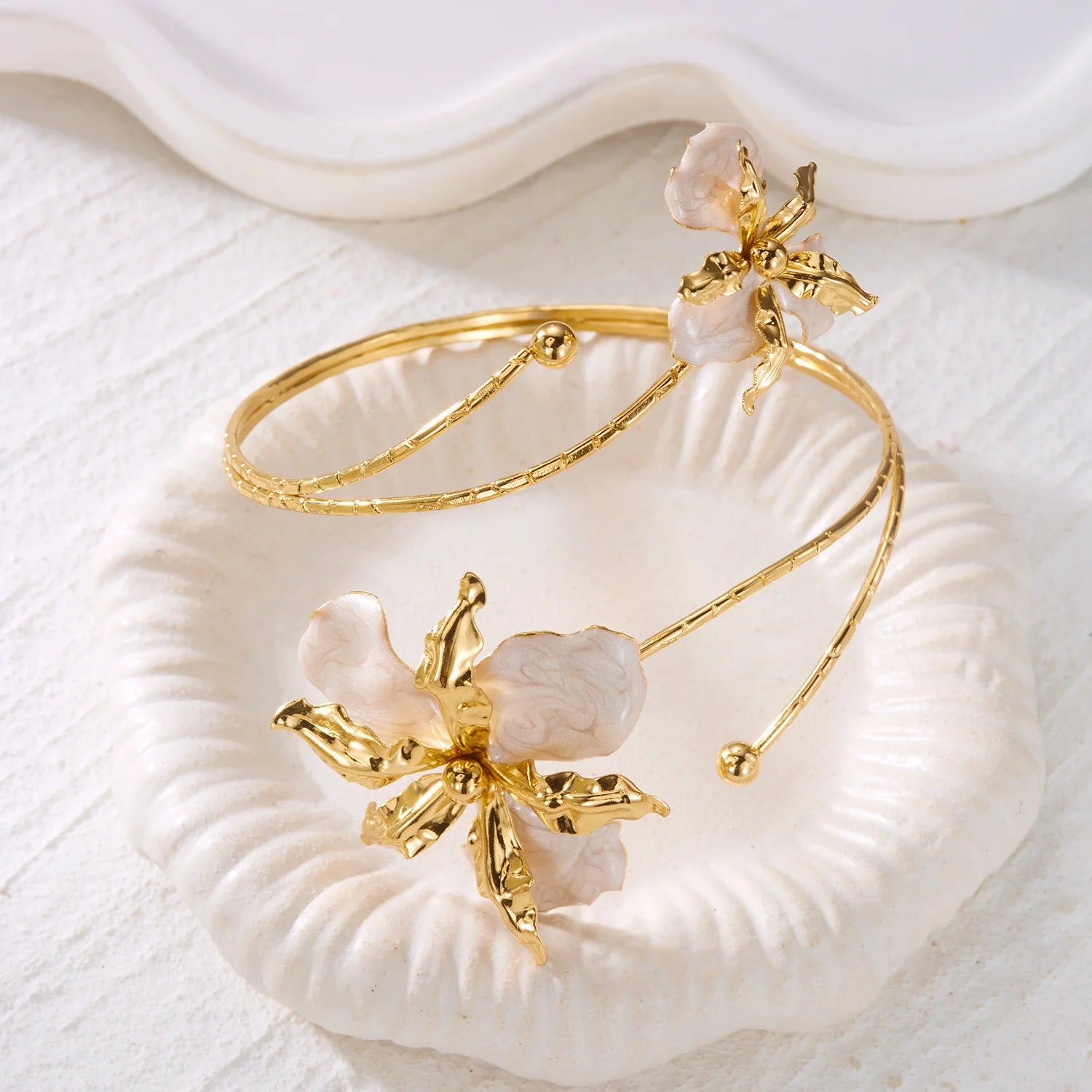 Kunstvolles emaillierte Blumen‑Armband bringt romantische Boho‑Vibes an den Arm