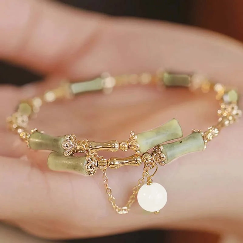 Trendiges grünes Jade‑Armband mit Bambus‑Gliedern & Maiglöckchen‑Charm