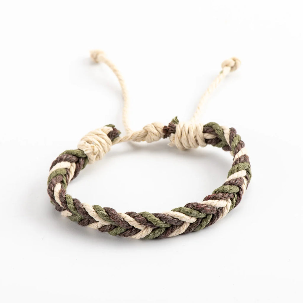 Naturinspiriertes Armband mit handgeknüpftem Seildesign