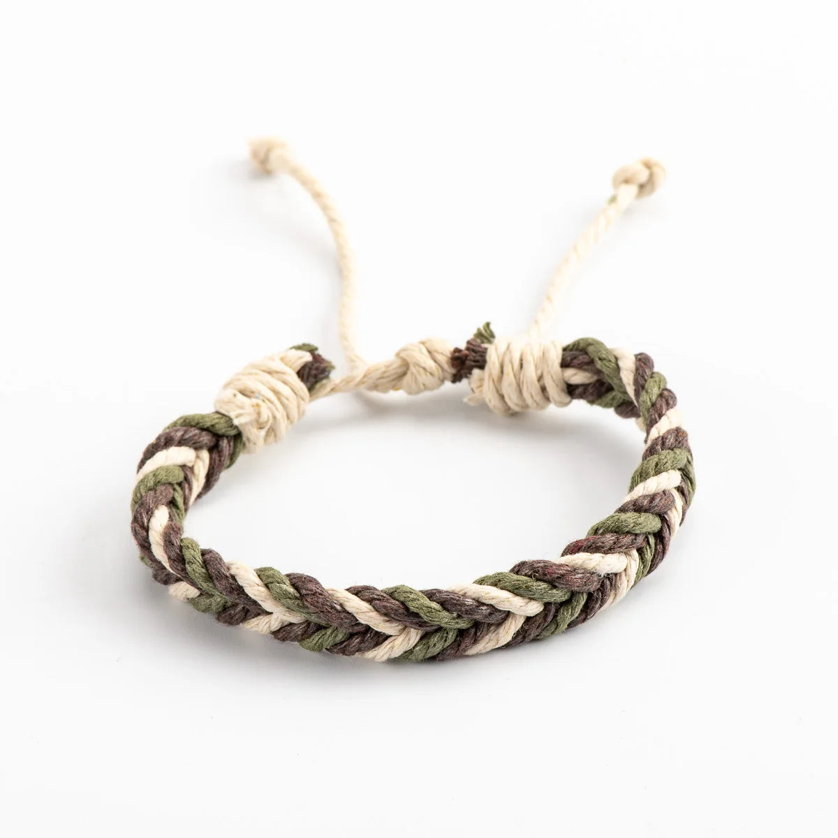 Naturinspiriertes Armband mit handgeknüpftem Seildesign