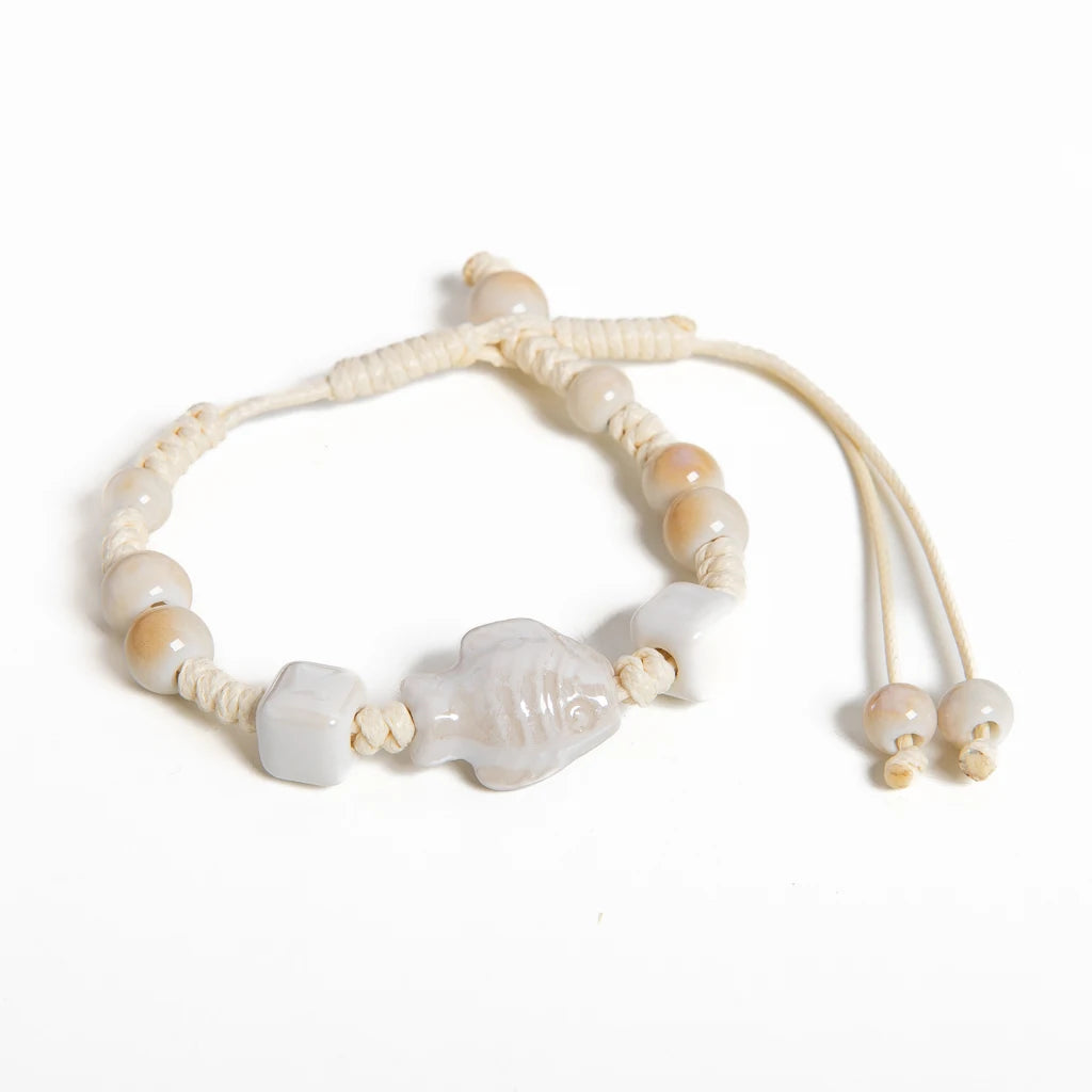 Weißes Keramik Fischperlen Armband mit verstellbarem Seil und handgefertigtem Design