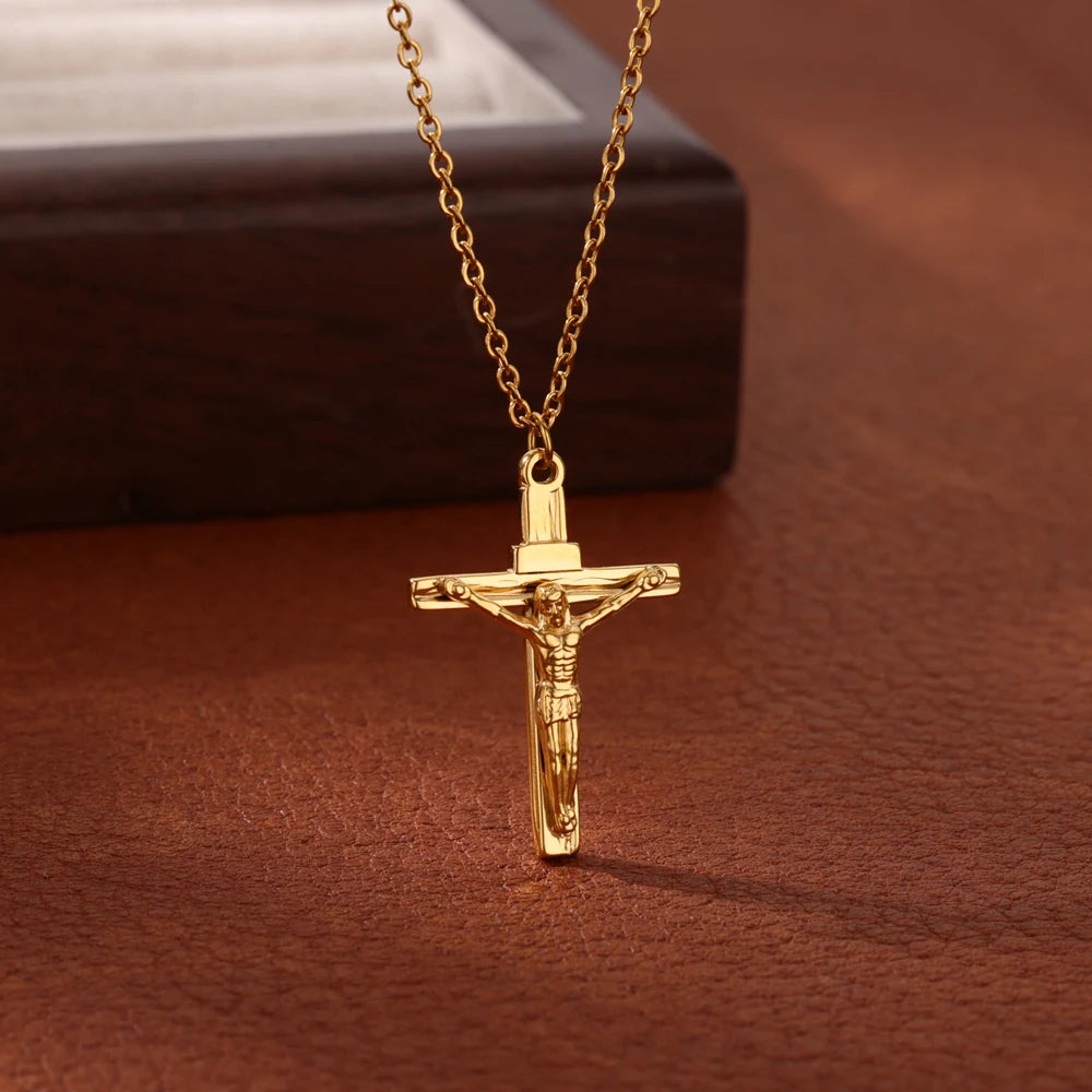 Goldfarbene Edelstahl‑Halskette mit Caravaca-Kreuz