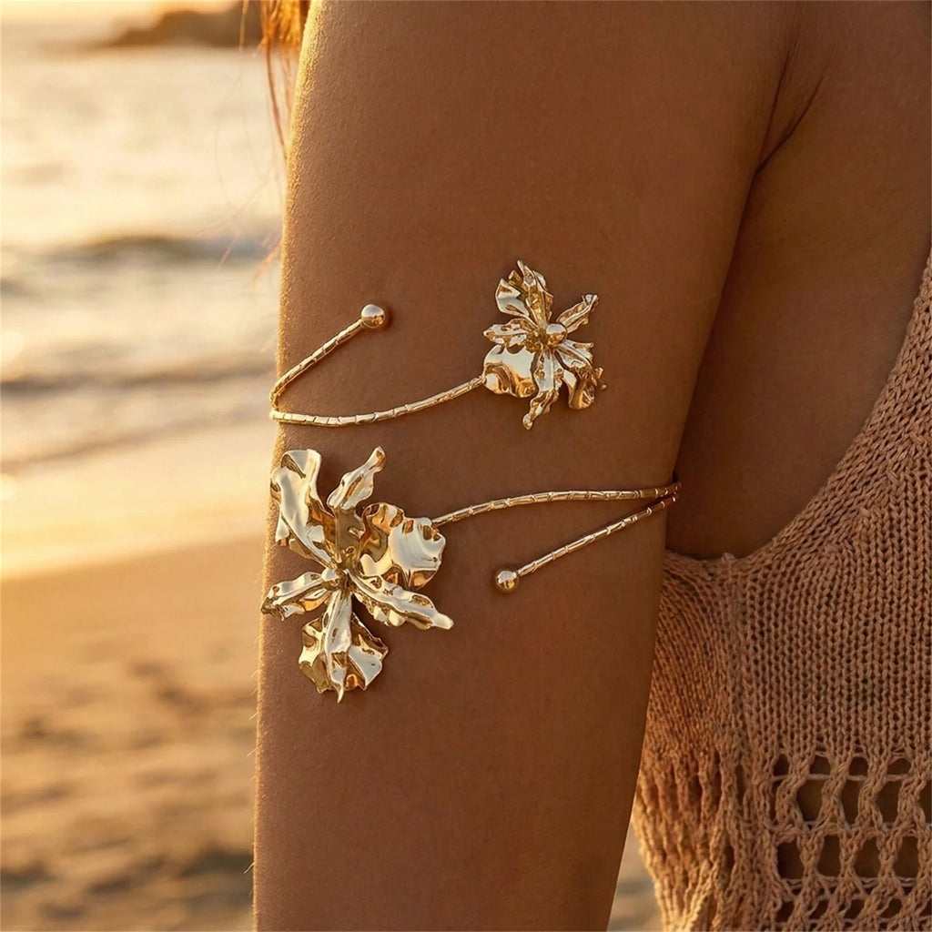Kunstvolles emaillierte Blumen‑Armband bringt romantische Boho‑Vibes an den Arm