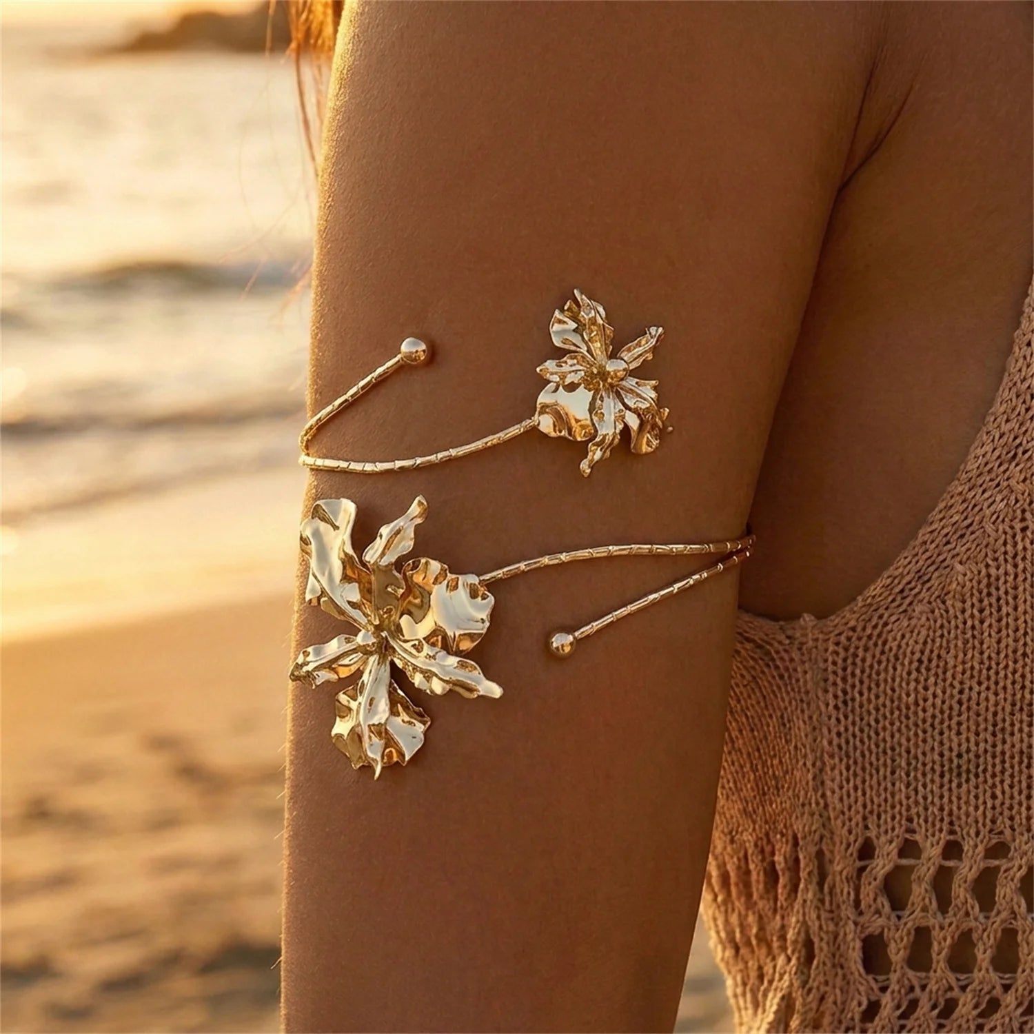 Kunstvolles emaillierte Blumen‑Armband bringt romantische Boho‑Vibes an den Arm
