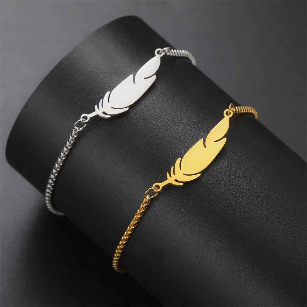 Modernes Feder‑Armband mit doppelter Kette und farbigem Band