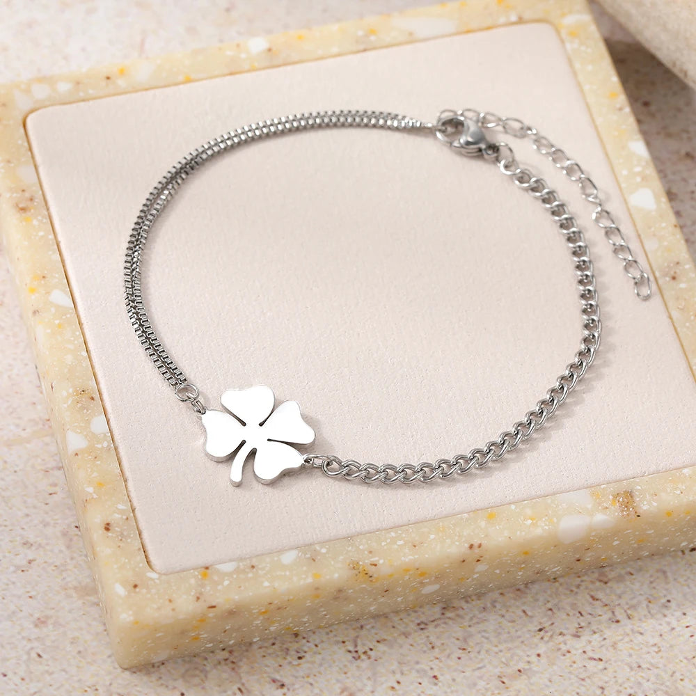 Klassisches Damenarmband mit Glücksklee-Anhänger