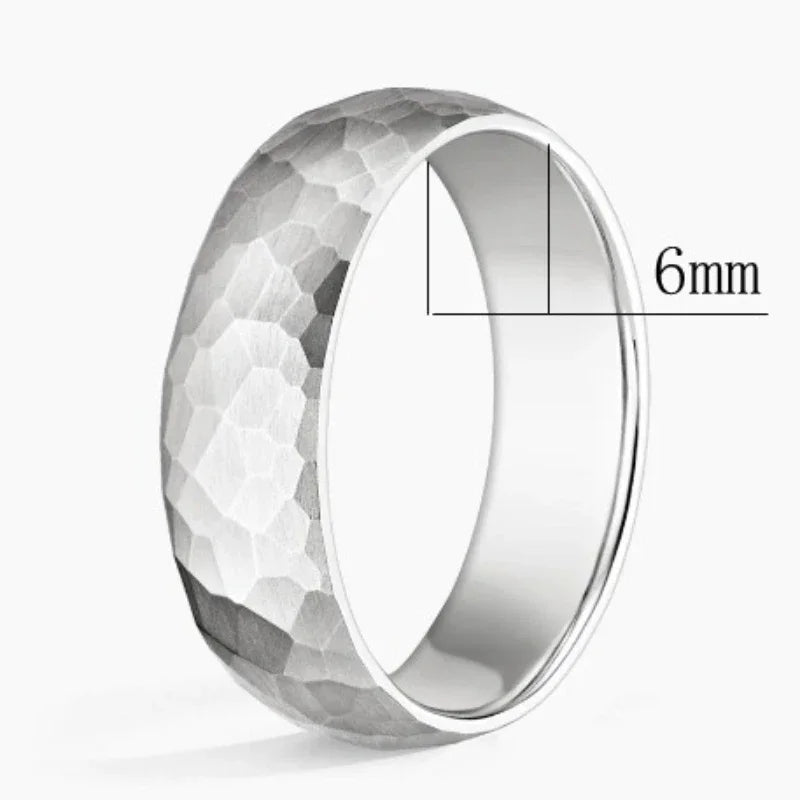 Moderner Titanring mit gehämmerter, multifacettierter Oberfläche