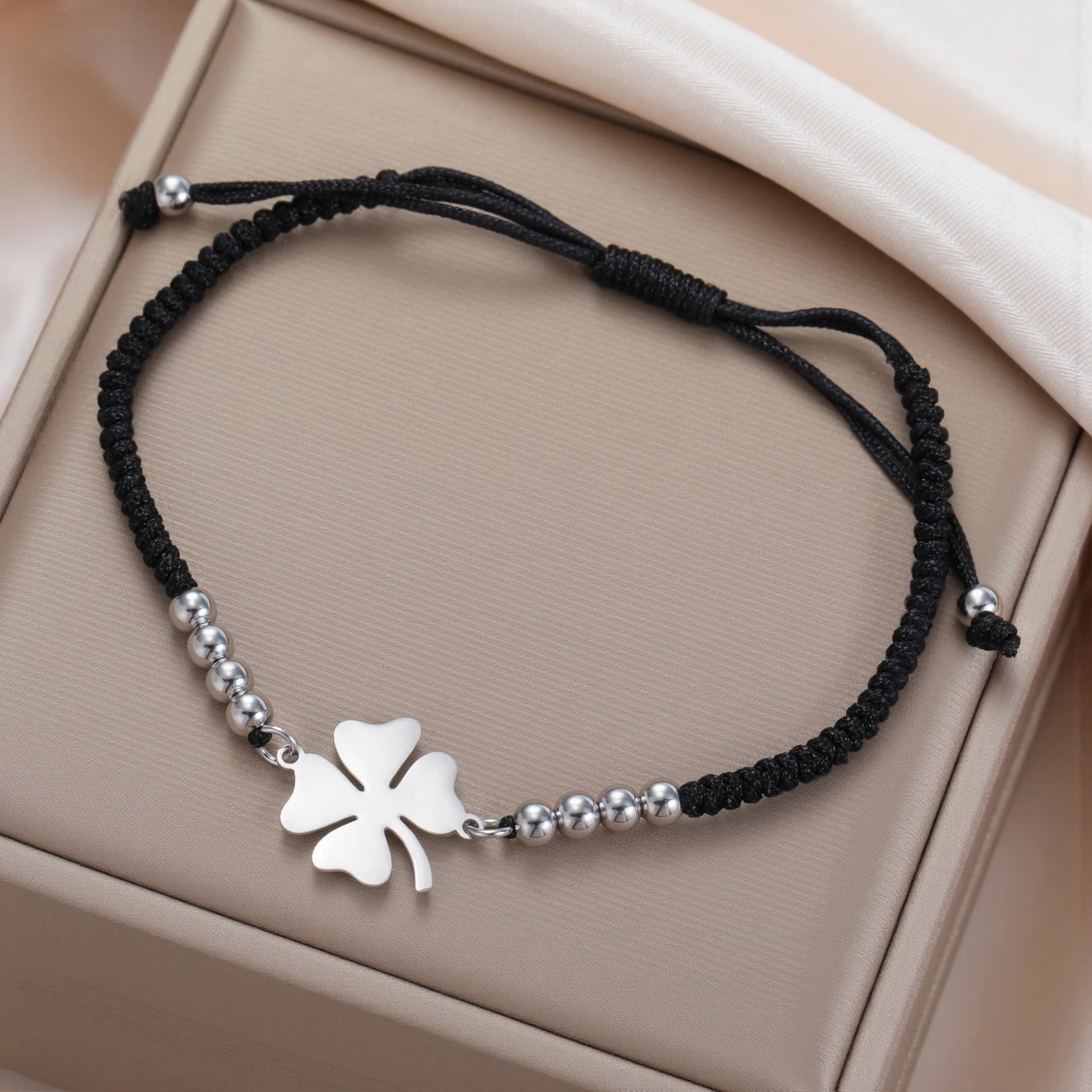 Verstellbares Kleeblatt‑Armband aus Rope‑Band und Edelstahl