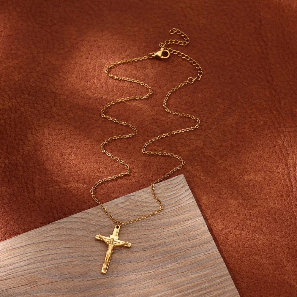 Goldfarbene Edelstahl‑Halskette mit Caravaca-Kreuz