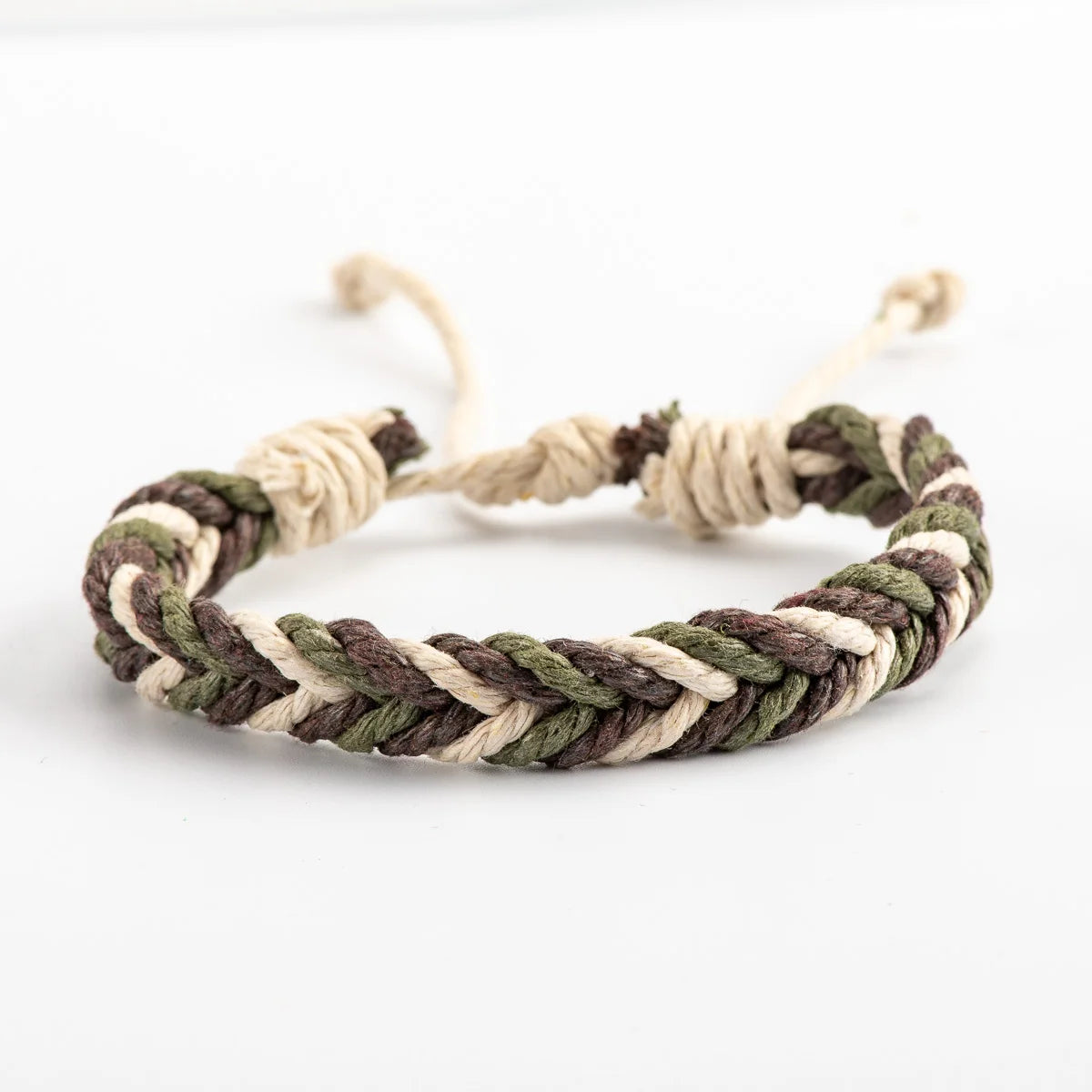 Naturinspiriertes Armband mit handgeknüpftem Seildesign