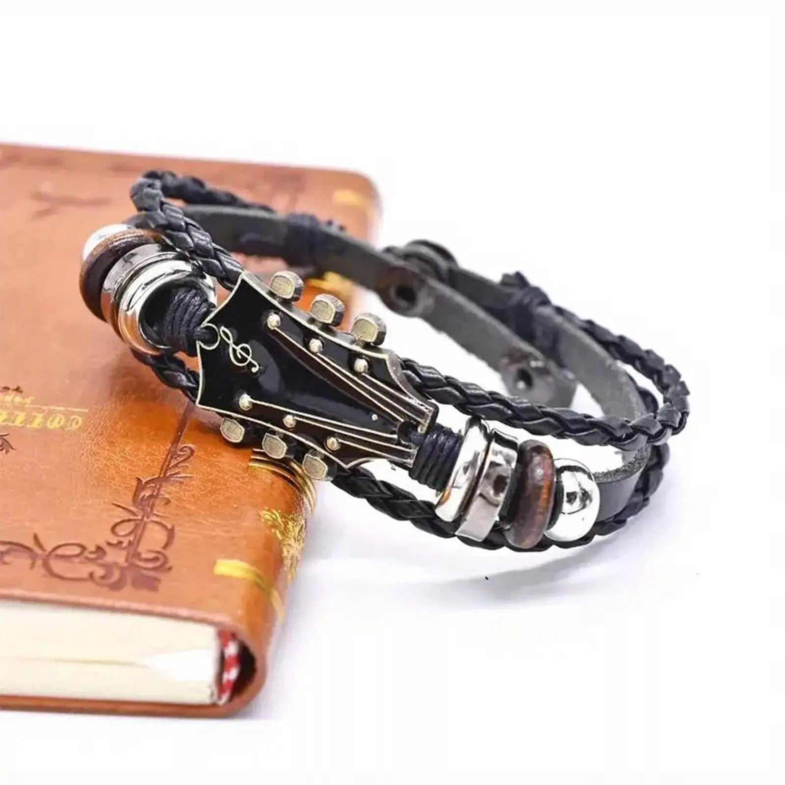 Schwarzes Vintage‑Lederarmband mit detailliertem Gitarren‑Charm im Punk‑Design