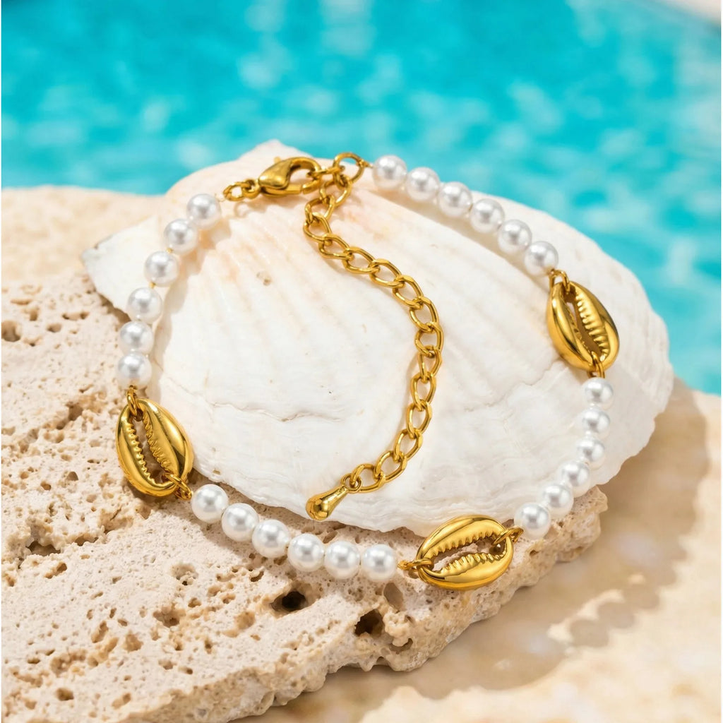 Sommer‑Perlenarmband mit Muschel‑Charm und poliertem Edelstahl