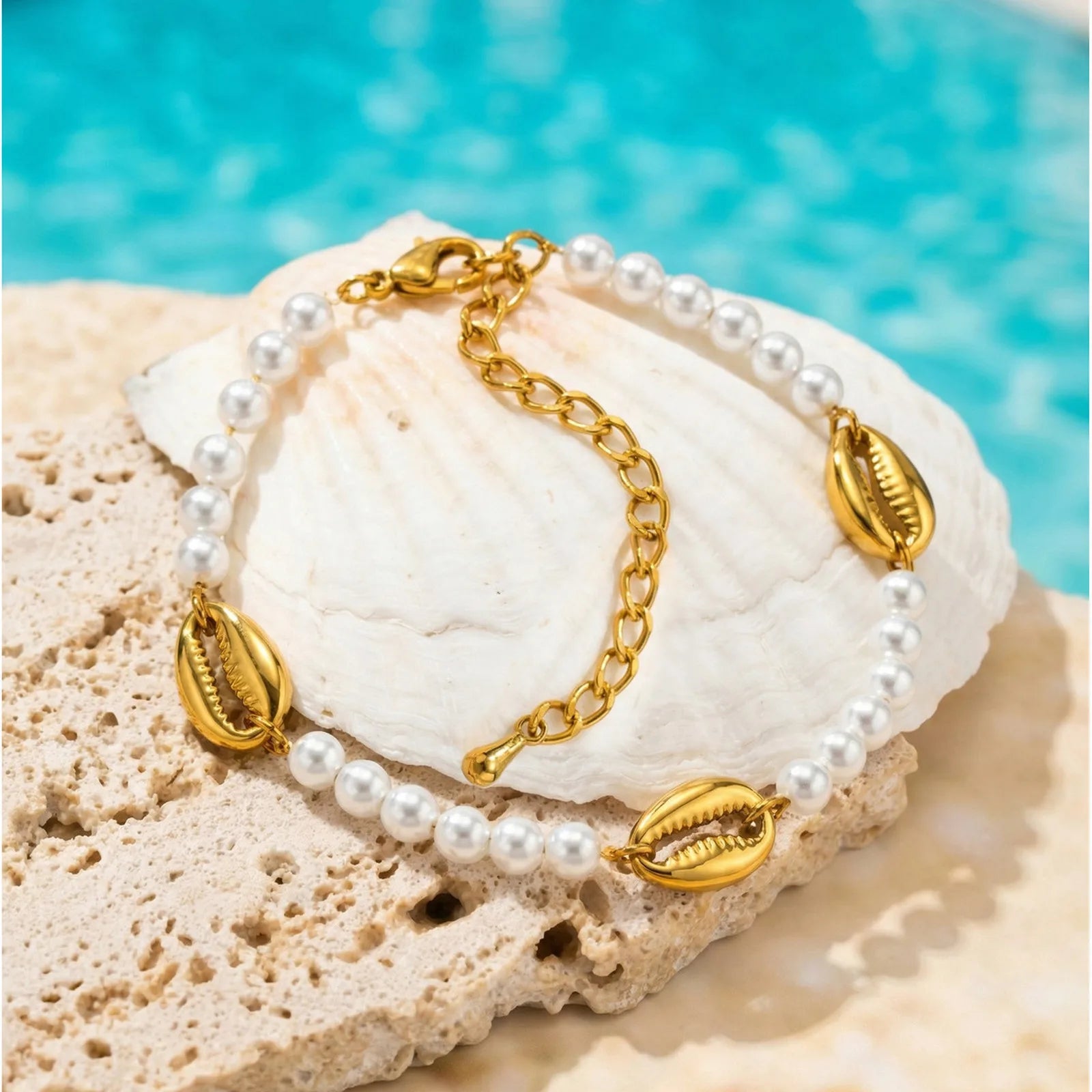 Sommer‑Perlenarmband mit Muschel‑Charm und poliertem Edelstahl