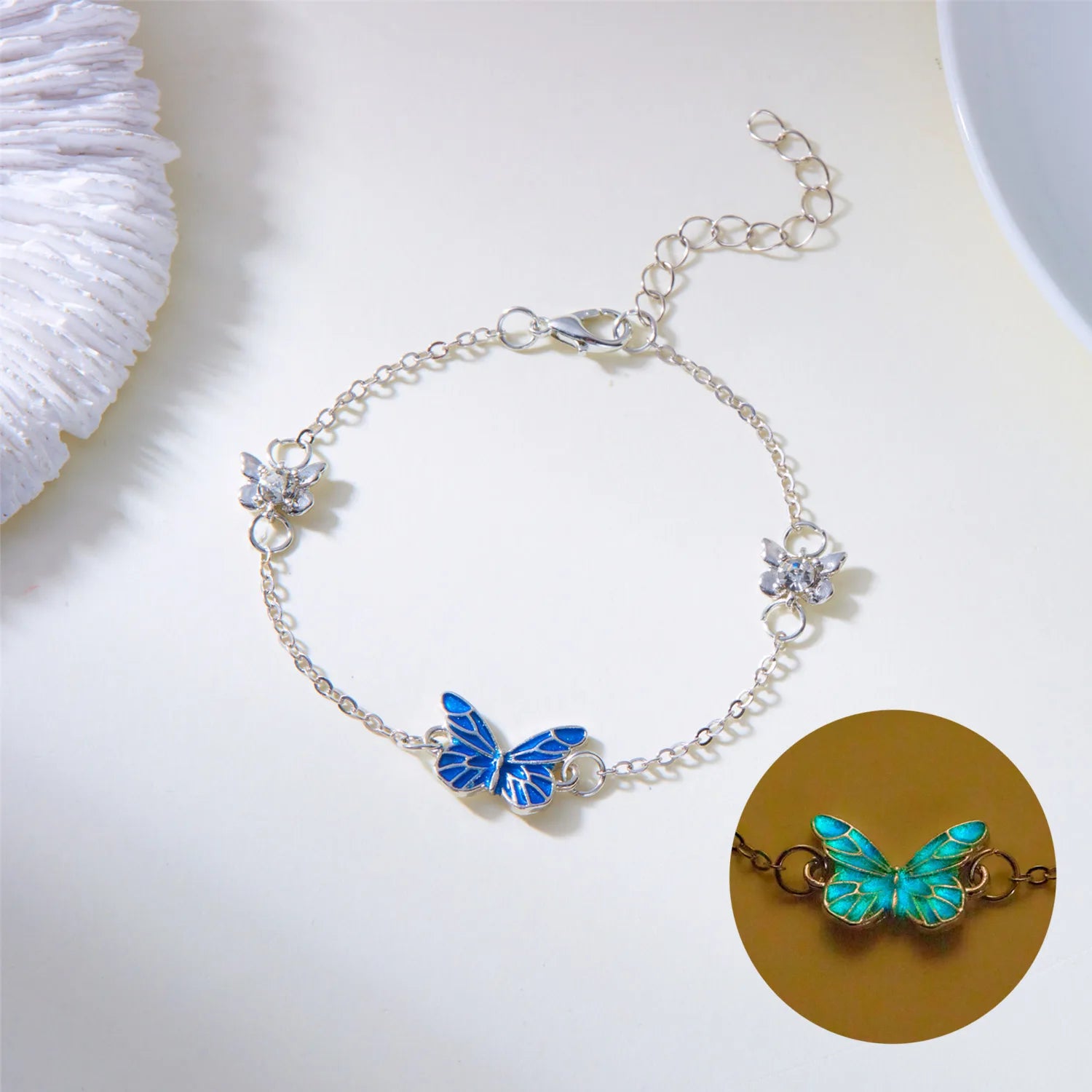 Minimalistisches Butterfly‑Kettenarmband mit leuchtendem Effekt