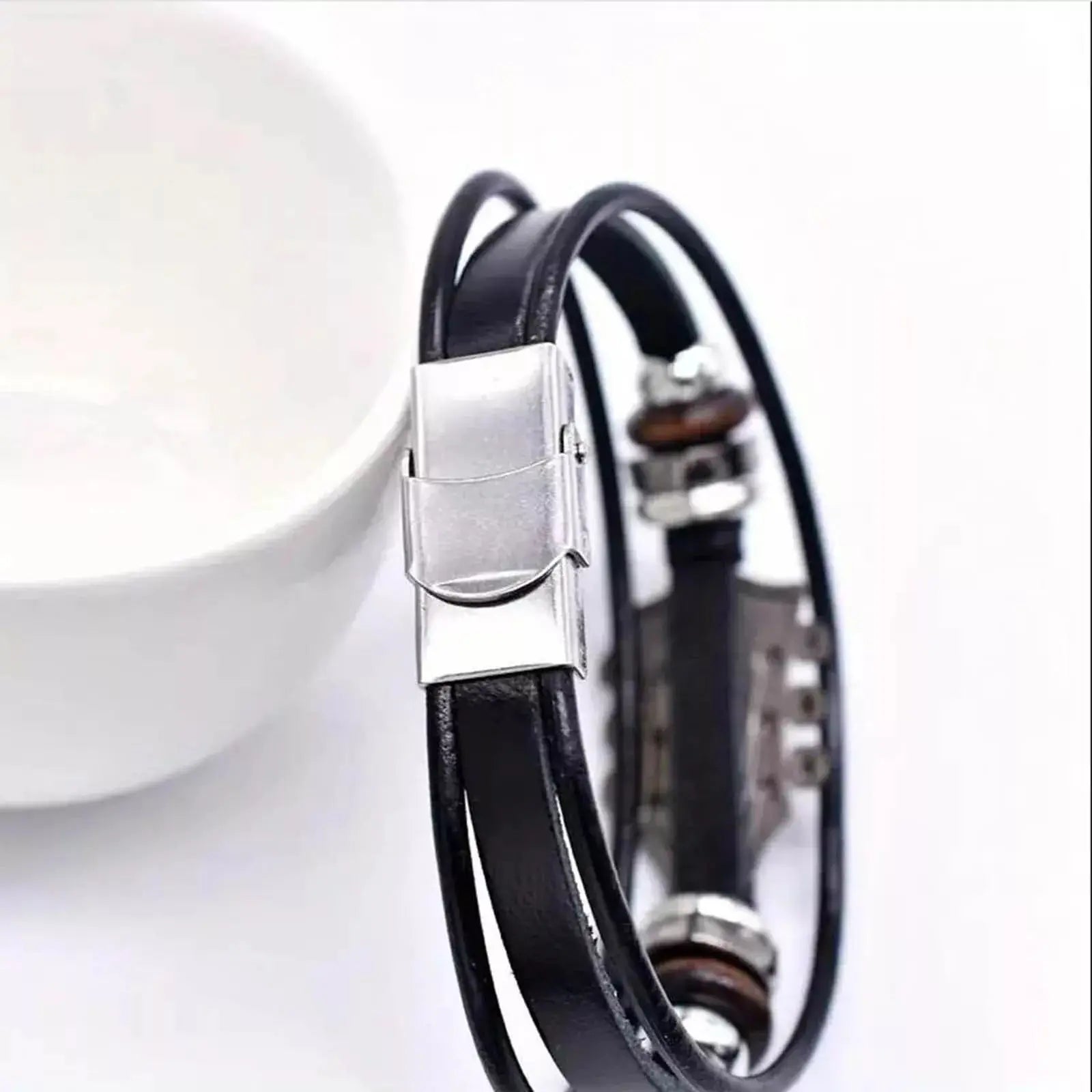 Schwarzes Vintage‑Lederarmband mit detailliertem Gitarren‑Charm im Punk‑Design