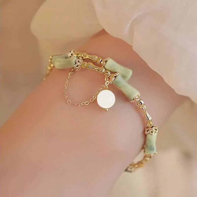 Trendiges grünes Jade‑Armband mit Bambus‑Gliedern & Maiglöckchen‑Charm