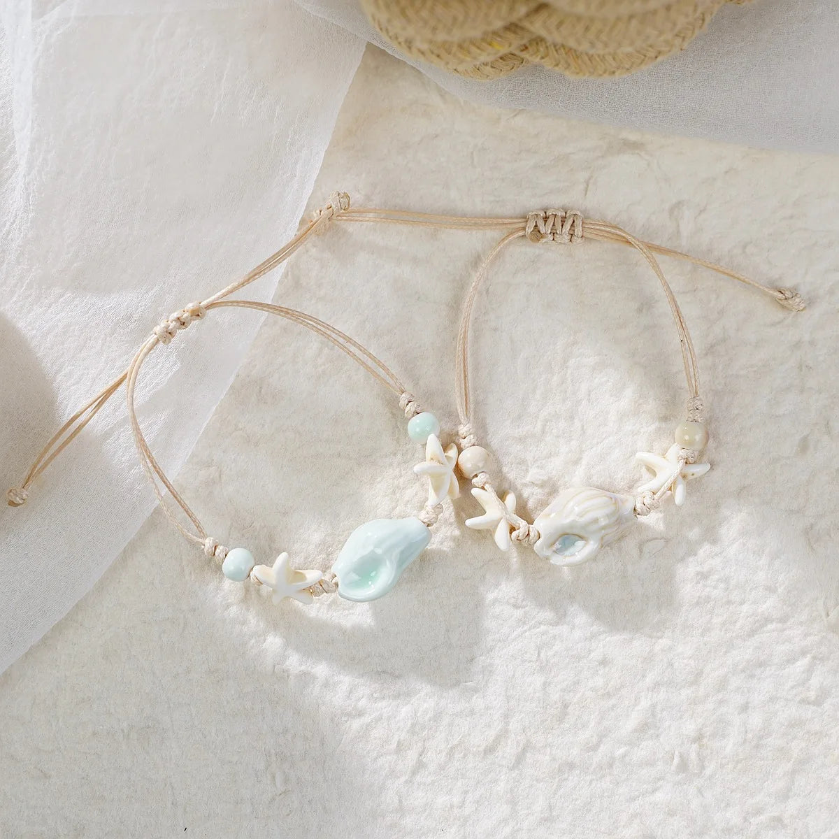 Sommerliches Strandarmband mit Muscheln & Perlen