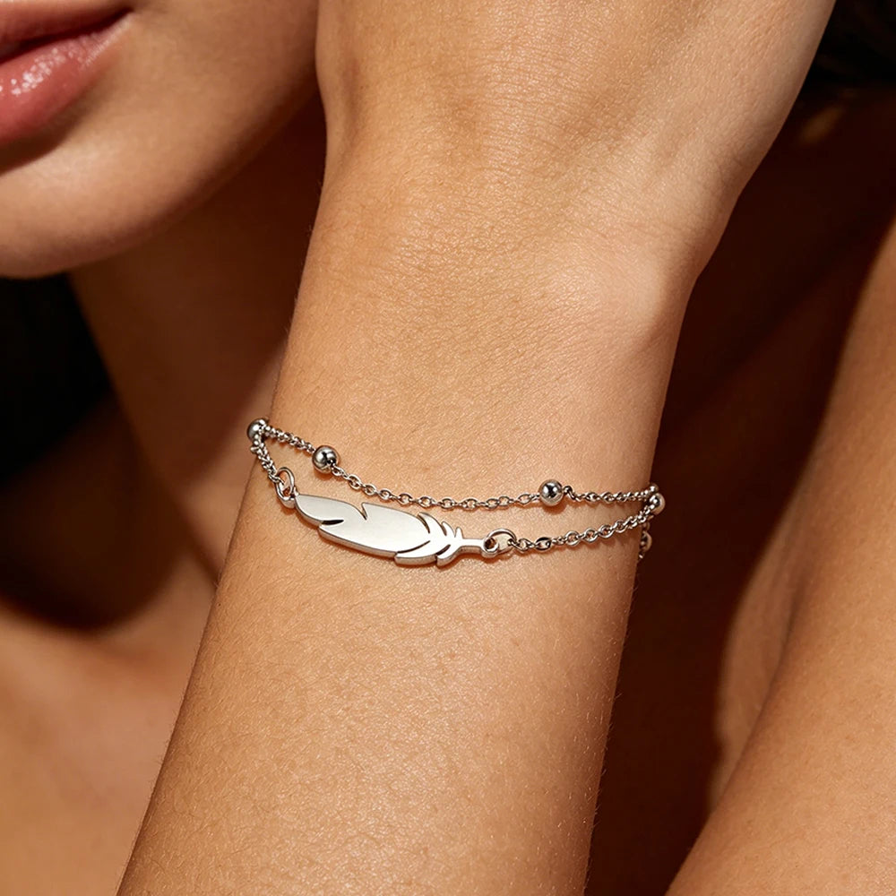 Modernes Feder‑Armband mit doppelter Kette und farbigem Band