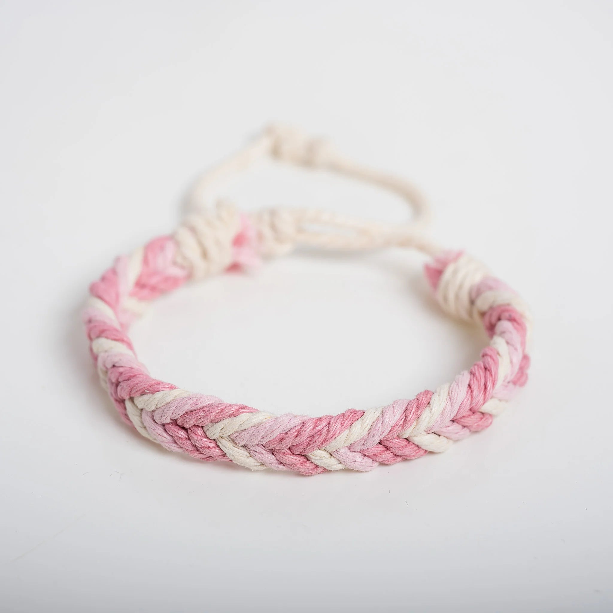 Naturinspiriertes Armband mit handgeknüpftem Seildesign