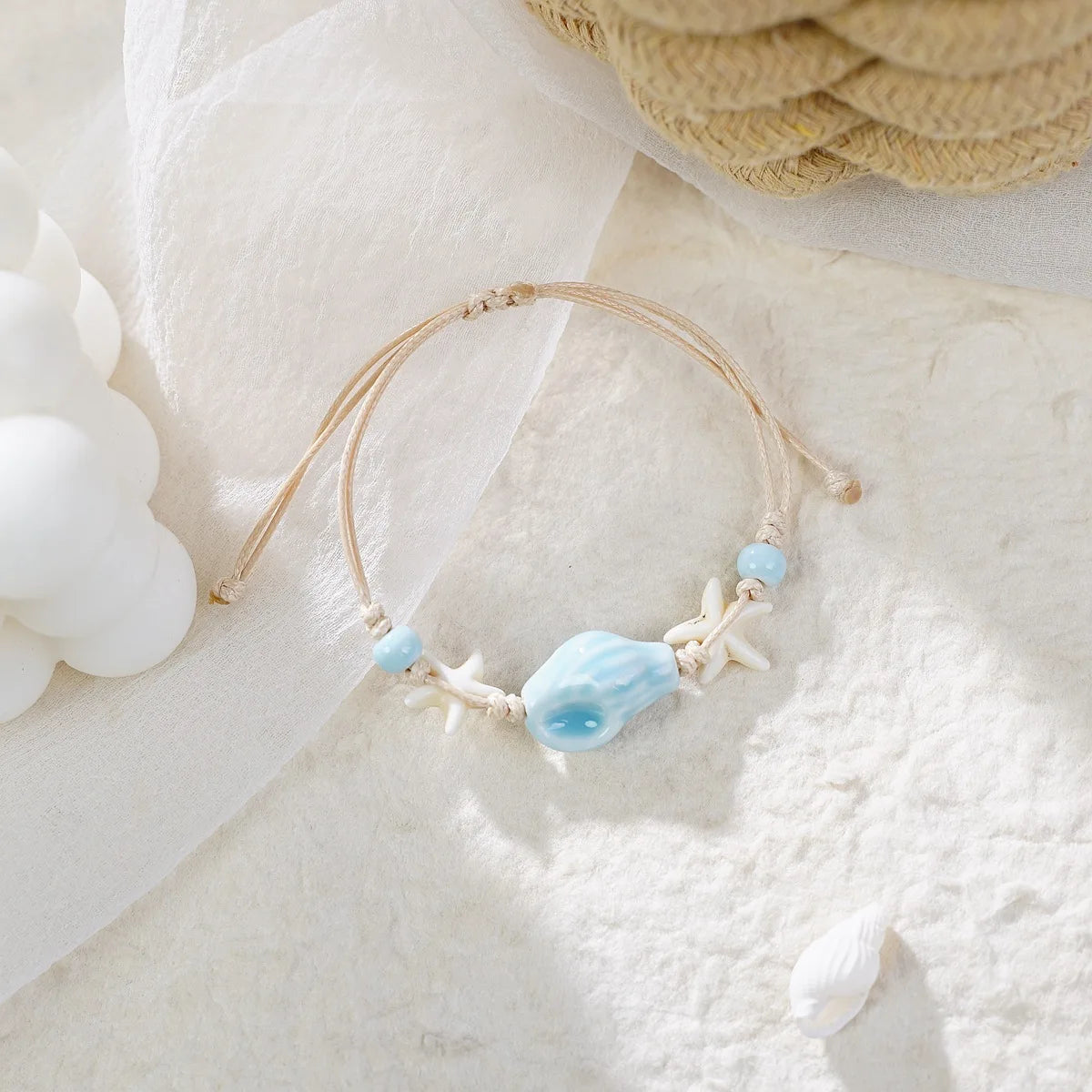 Sommerliches Strandarmband mit Muscheln & Perlen