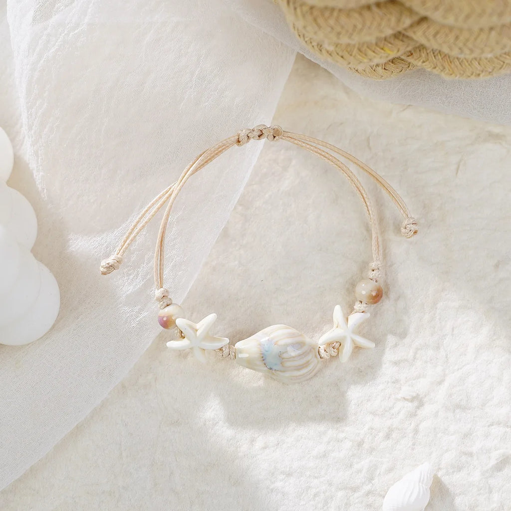 Sommerliches Strandarmband mit Muscheln & Perlen