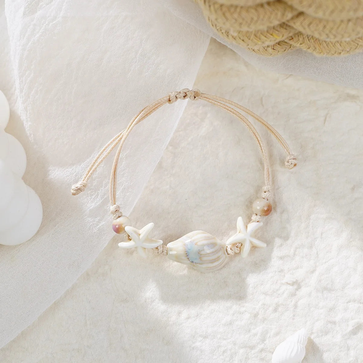 Sommerliches Strandarmband mit Muscheln & Perlen