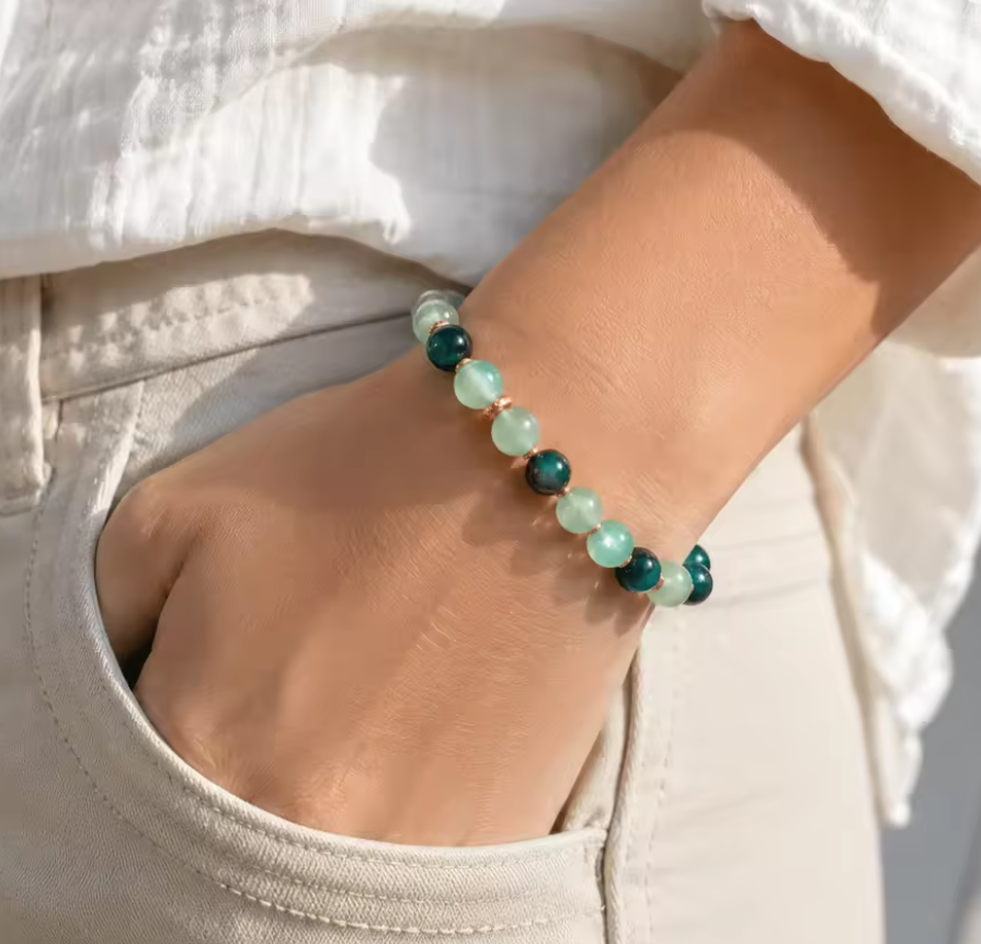 Aventurin Natursteinarmband in glänzendem Grün – Goldakzent & Stretch‑Design