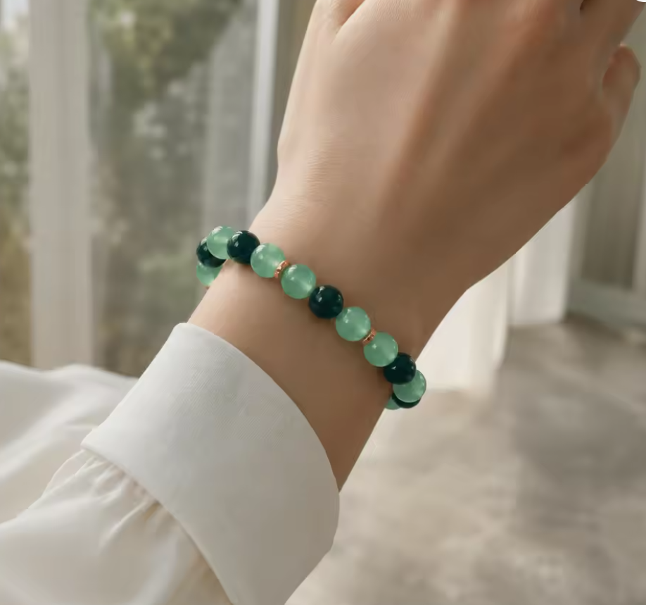 Aventurin Natursteinarmband in glänzendem Grün – Goldakzent & Stretch‑Design