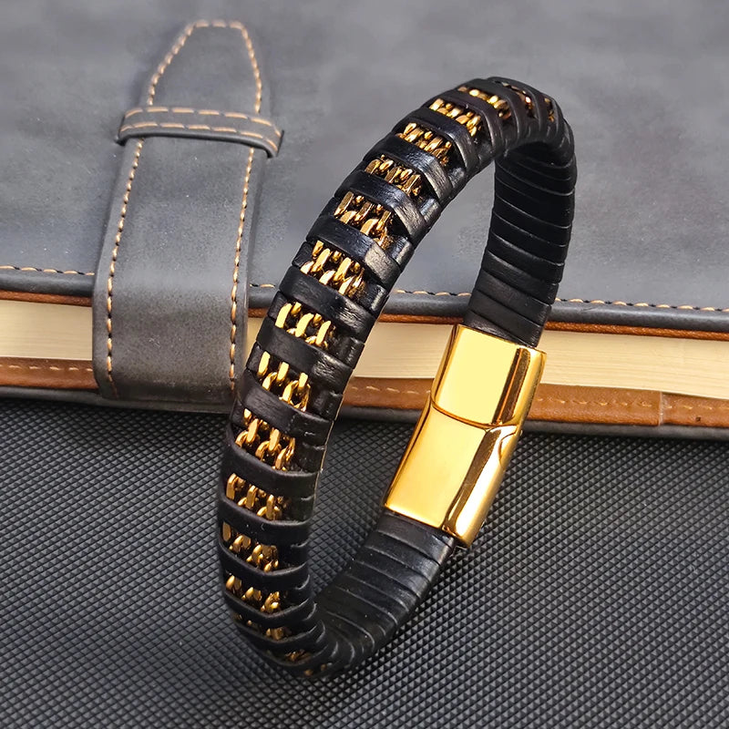 Stilvolle Männerarmband verbindet eine flache Edelstahlkette mit weichem Leder