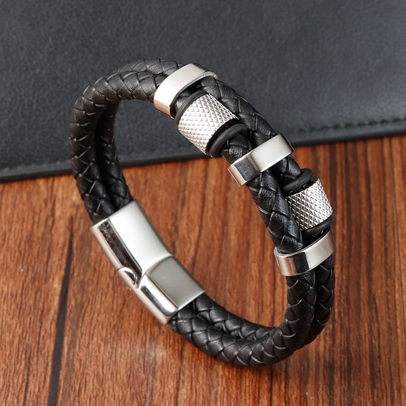 Stilvolles Lederarmband mit magnetischem Edelstahlverschluss vereint Komfort, Qualität und minimalistisches Design