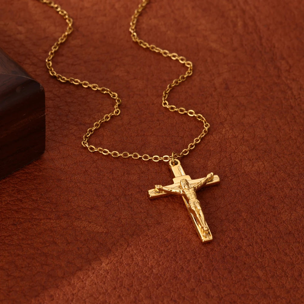 Goldfarbene Edelstahl‑Halskette mit Caravaca-Kreuz