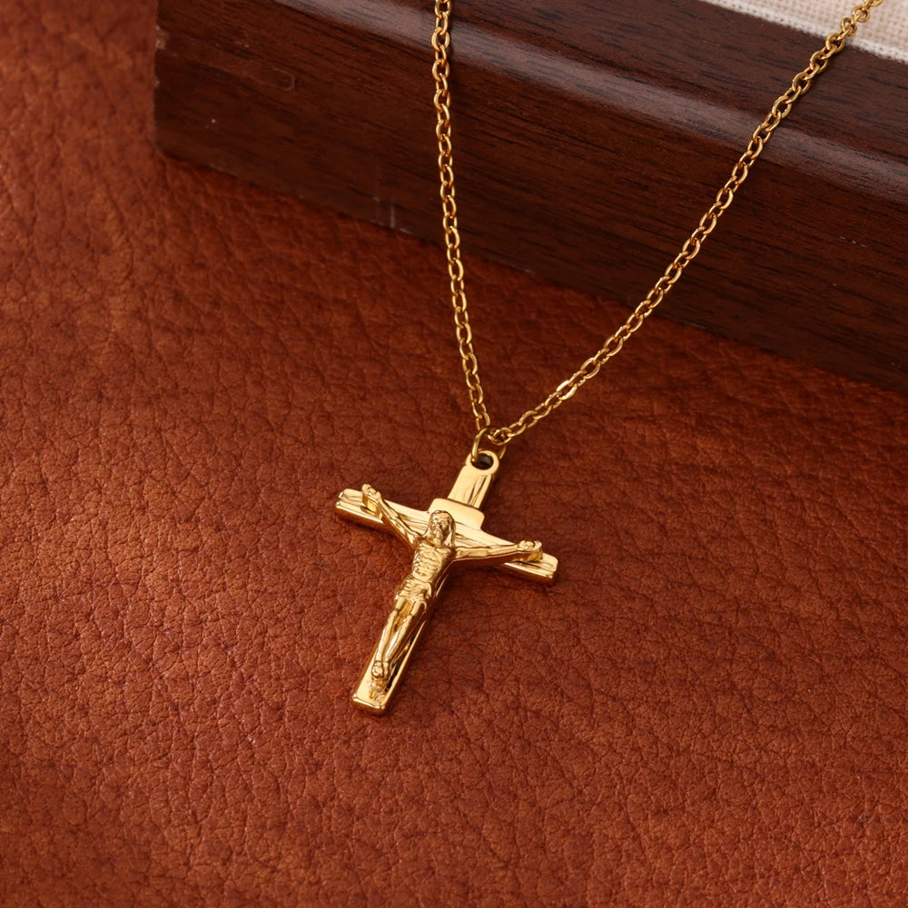 Goldfarbene Edelstahl‑Halskette mit Caravaca-Kreuz
