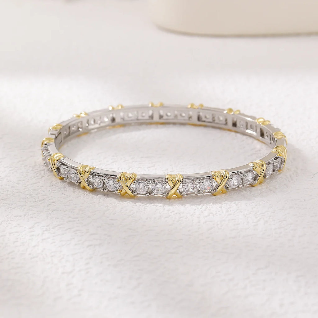 Luxuriöses Damenarmband mit eingelassenen Zirkonsteinen