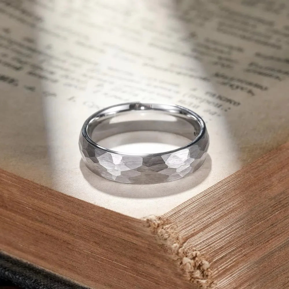 Moderner Titanring mit gehämmerter, multifacettierter Oberfläche