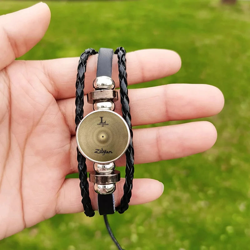 Handgefertigtes Drummer‑Armband mit detailreichem Cymbal‑Charm
