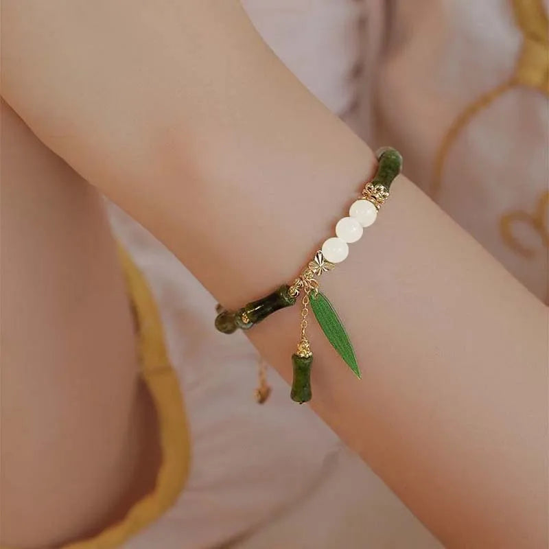 Trendiges grünes Jade‑Armband mit Bambus‑Gliedern & Maiglöckchen‑Charm
