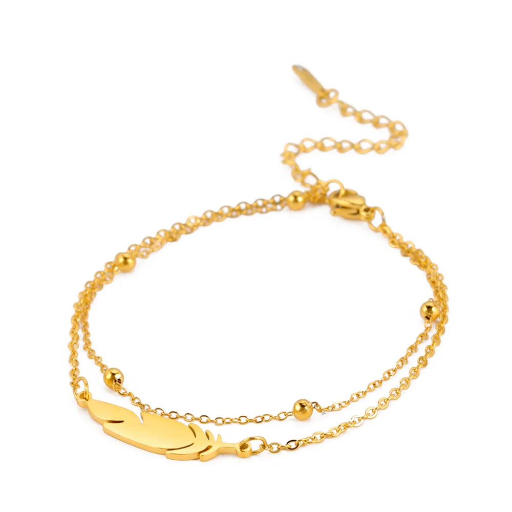 Modernes Feder‑Armband mit doppelter Kette und farbigem Band