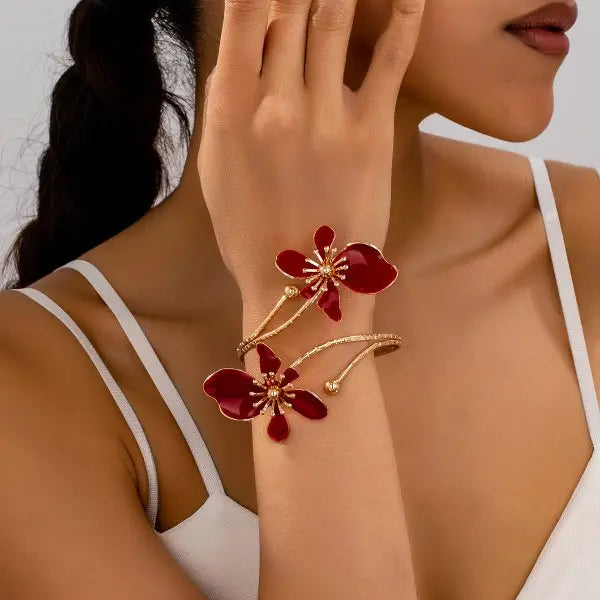 Kunstvolles emaillierte Blumen‑Armband bringt romantische Boho‑Vibes an den Arm