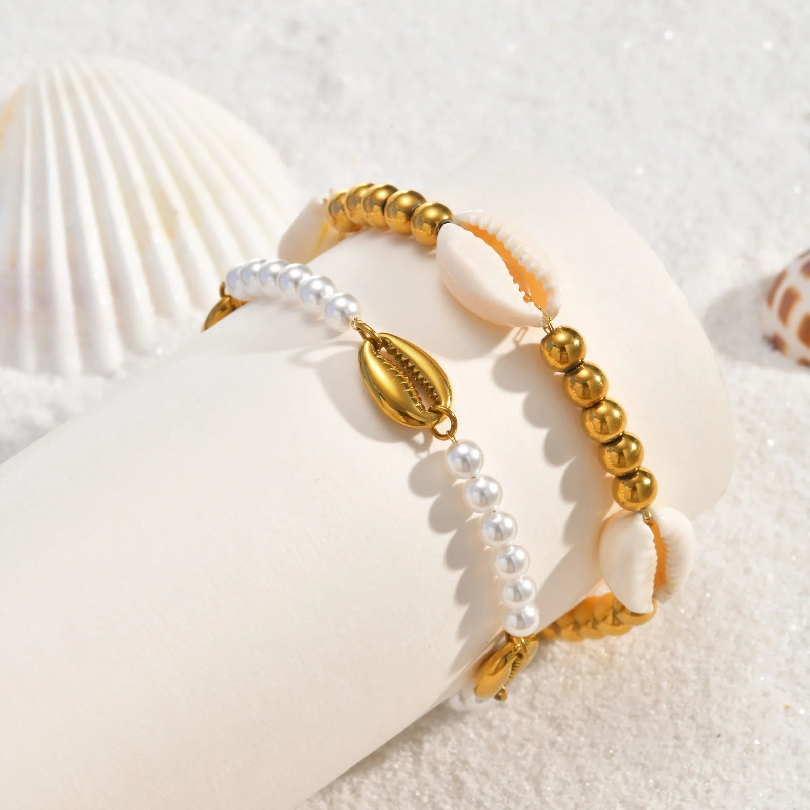 Sommer‑Perlenarmband mit Muschel‑Charm und poliertem Edelstahl