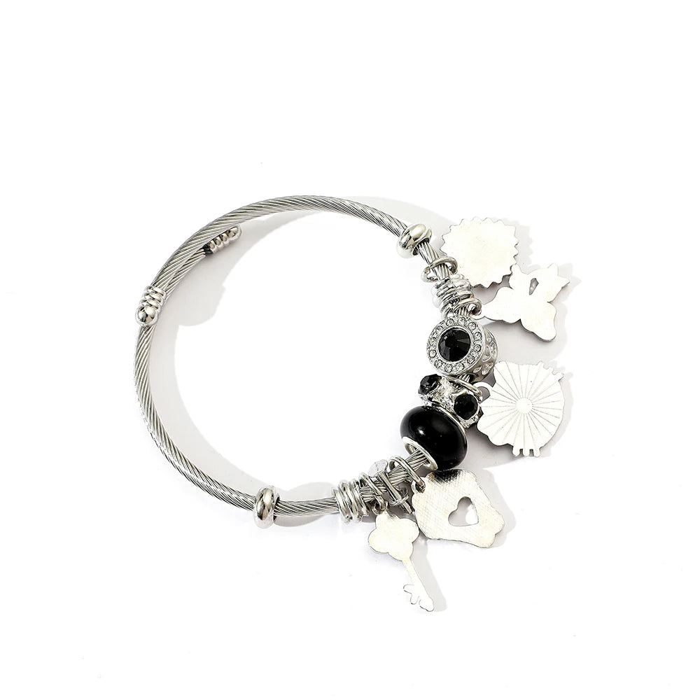 Silberfarbener Hello‑Kitty Charm‑Armreif – Emaille‑Design & Strass‑Glanz