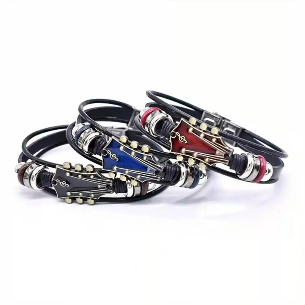 Schwarzes Vintage‑Lederarmband mit detailliertem Gitarren‑Charm im Punk‑Design