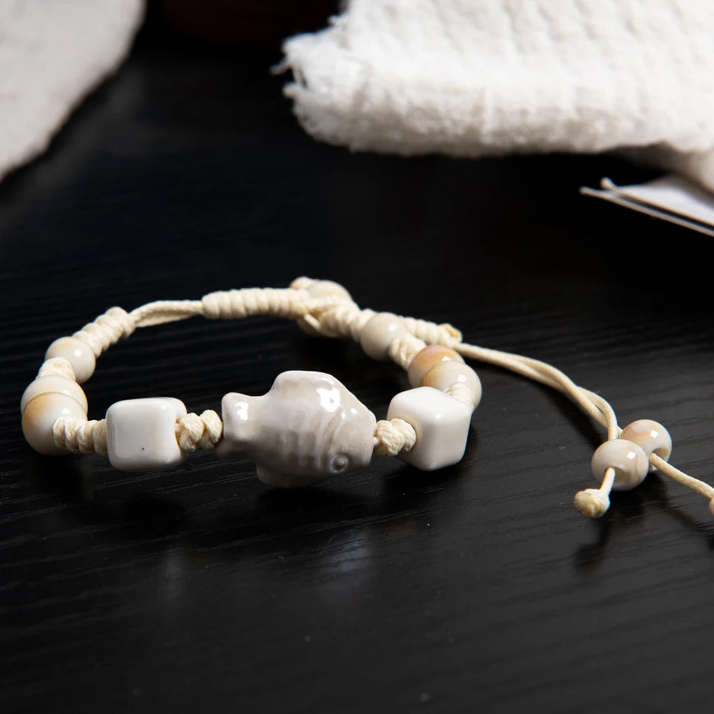 Weißes Keramik Fischperlen Armband mit verstellbarem Seil und handgefertigtem Design