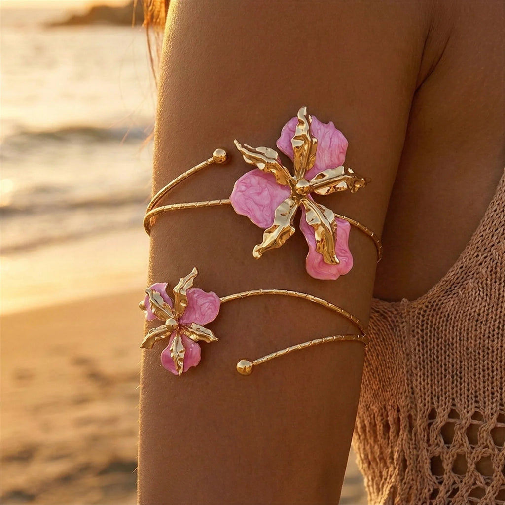 Kunstvolles emaillierte Blumen‑Armband bringt romantische Boho‑Vibes an den Arm