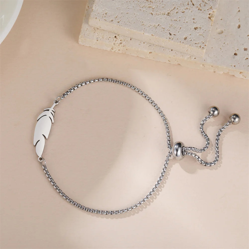 Modernes Feder‑Armband mit doppelter Kette und farbigem Band