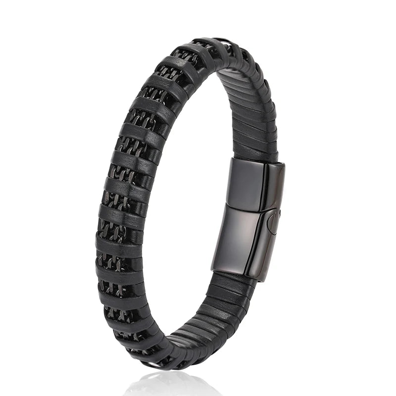 Stilvolle Männerarmband verbindet eine flache Edelstahlkette mit weichem Leder