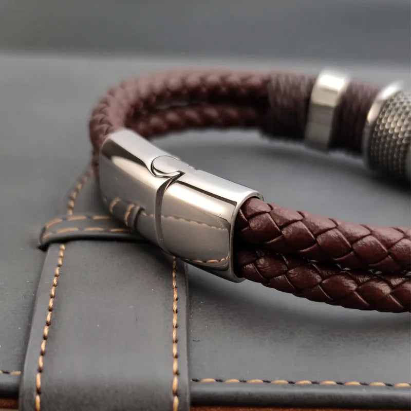 Braune Lederarmband mit Edelstahl‑Details, luxuriöses Accessoire