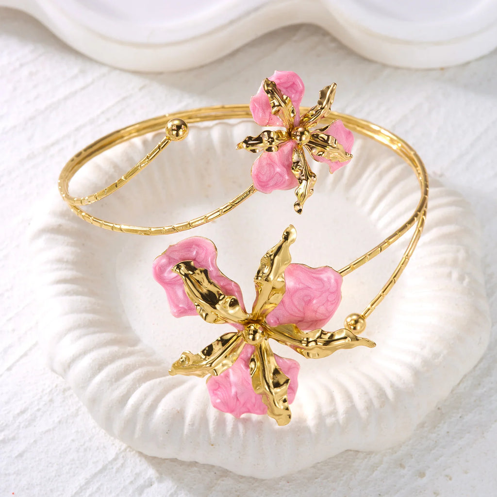 Kunstvolles emaillierte Blumen‑Armband bringt romantische Boho‑Vibes an den Arm