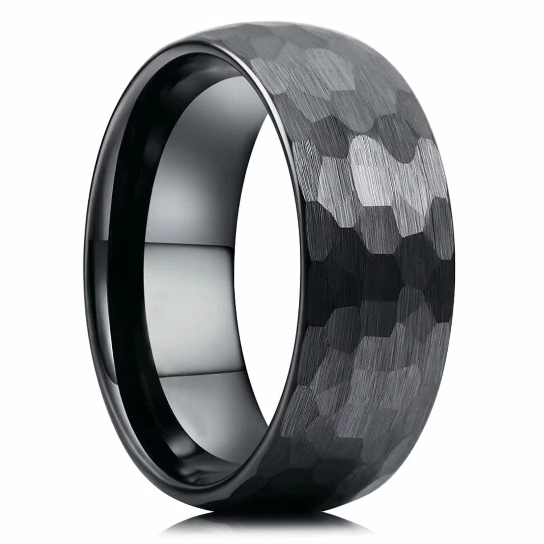 Moderner Titanring mit gehämmerter, multifacettierter Oberfläche