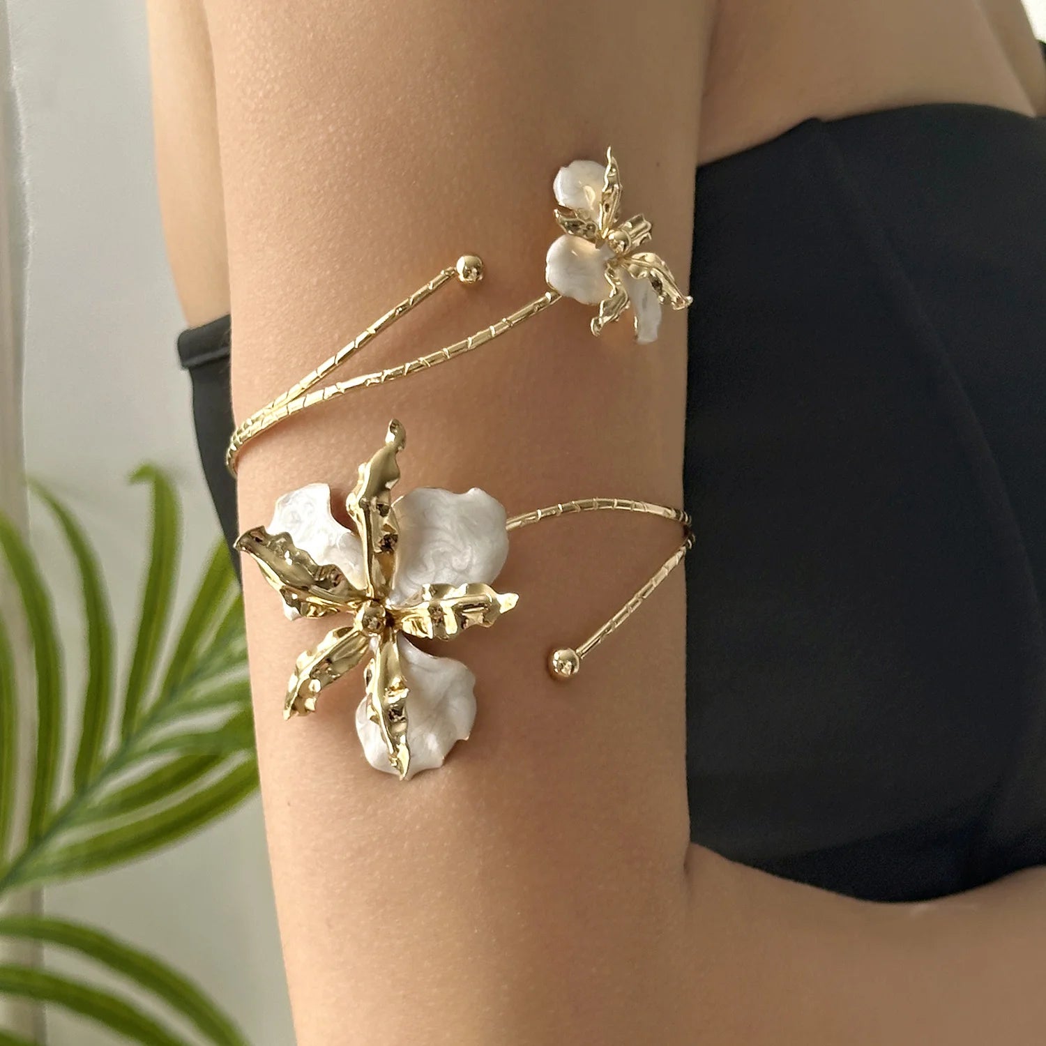 Kunstvolles emaillierte Blumen‑Armband bringt romantische Boho‑Vibes an den Arm